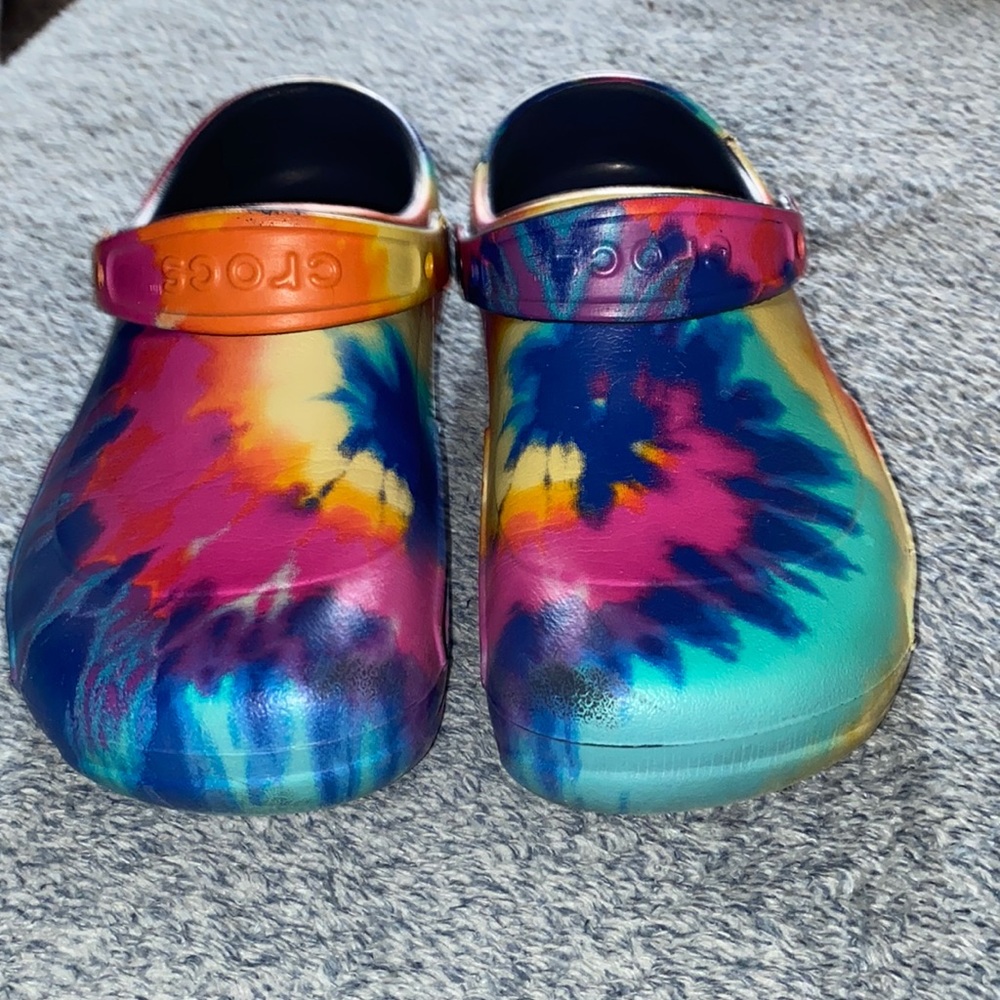 Classic Crocs Tie Dye Clog size 7 Men , 9 women slip resistant